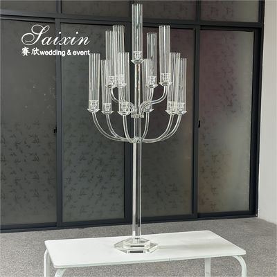 Belo candelabro de cristal de vidro transparente com frascos de vidro altos para peças centrais do casamento