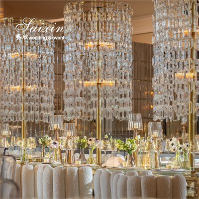 Pedaço de casamento porta-velas dourado com cadeia de cristal