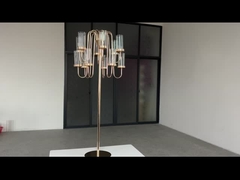 Novo candelabro de metal dourado alto