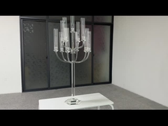 Belo candelabro de cristal de vidro transparente com frascos de vidro altos para peças centrais do casamento